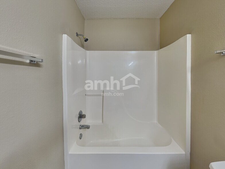 Building Photo - 10525 Kensil St