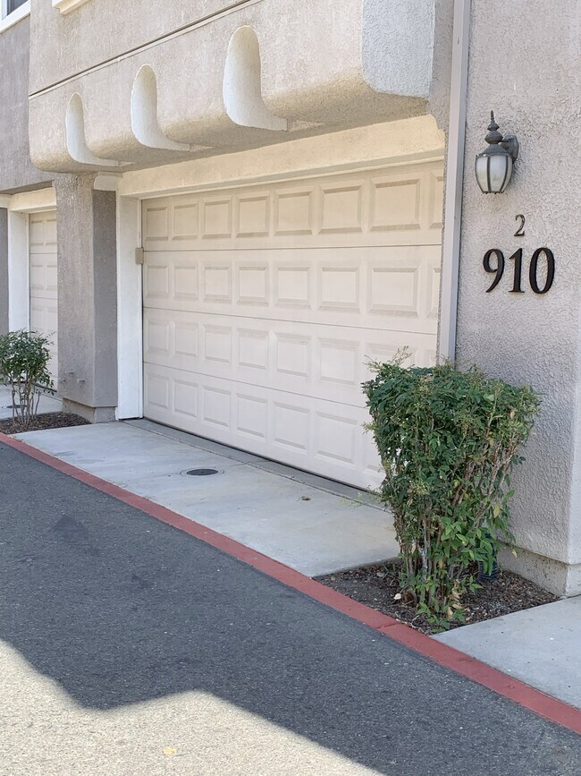 Building Photo - 910 Sierra View Cir