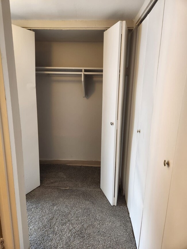 Building Photo - Spacious Two Bedroom Apartment Home Availa...