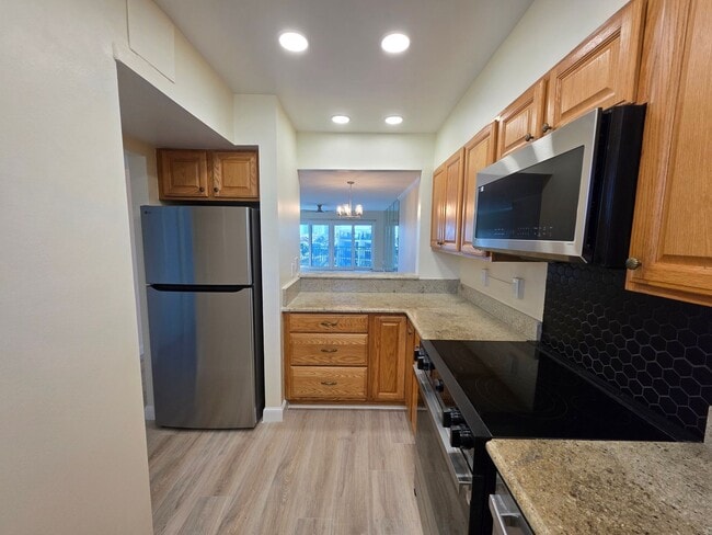 Building Photo - Penthouse in the Racquet Club annual rental!