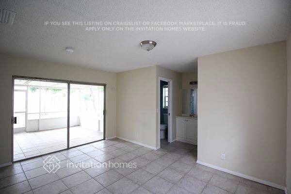 Building Photo - 8121 NW 44th Ct