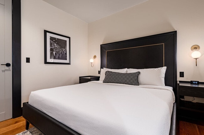 Building Photo - 1011 Canal St