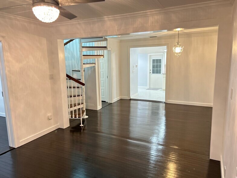 Building Photo - 221 Durrance St