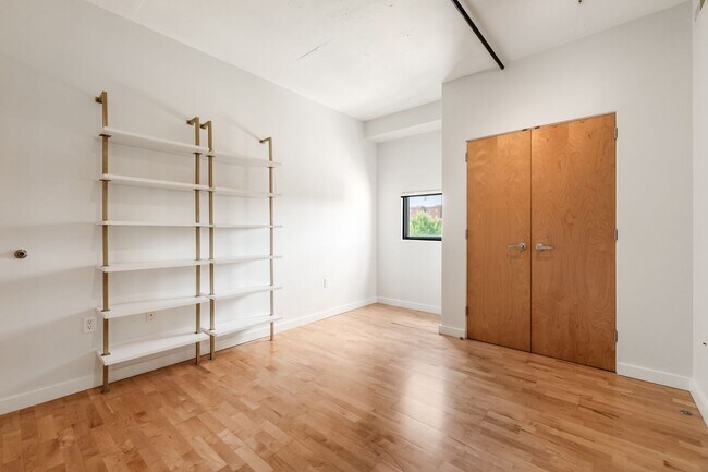 Building Photo - Enjoy all that Logan Circle and Mount Vernon Square have to offer in this modern and bright 2 bed...