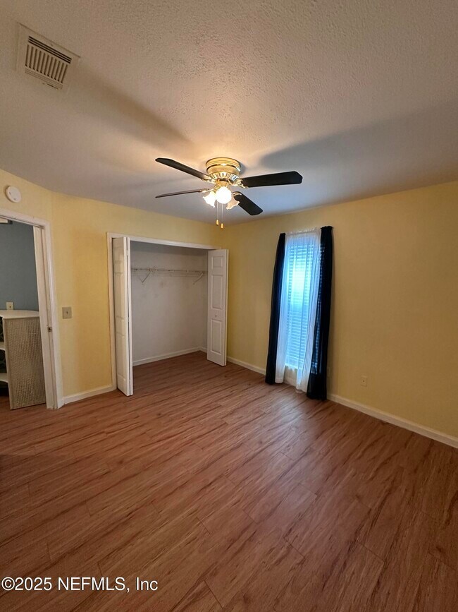 Building Photo - 1855 Alberta Ct N