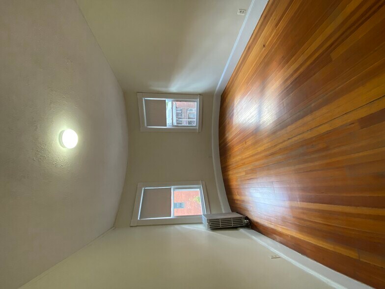 Building Photo - 1589 Beacon St