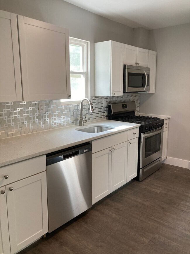 Building Photo - 3 bedroom 2 bath