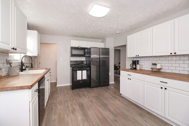 Building Photo - 3 bedroom 3 bathroom Single Family Home