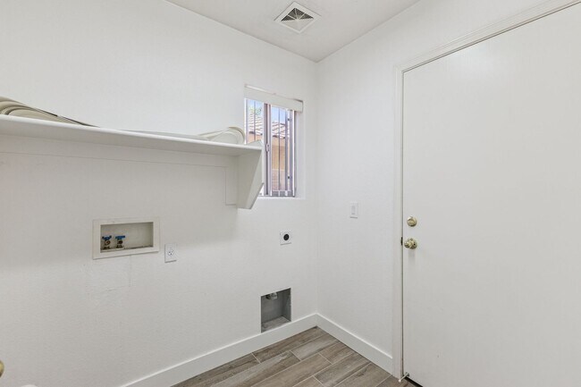 Building Photo - Spacious 2 Story 4 Bedroom 2.5 Bath Home L...