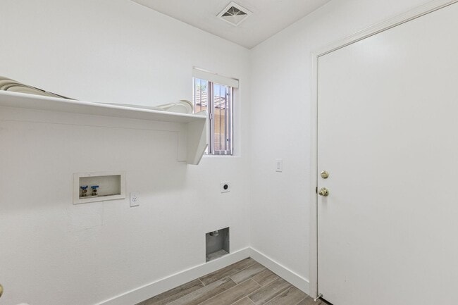 Building Photo - Spacious 2 Story 4 Bedroom 2.5 Bath Home Located in Circle Cross Ranch!