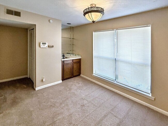 Building Photo - 3025 Chase Ln