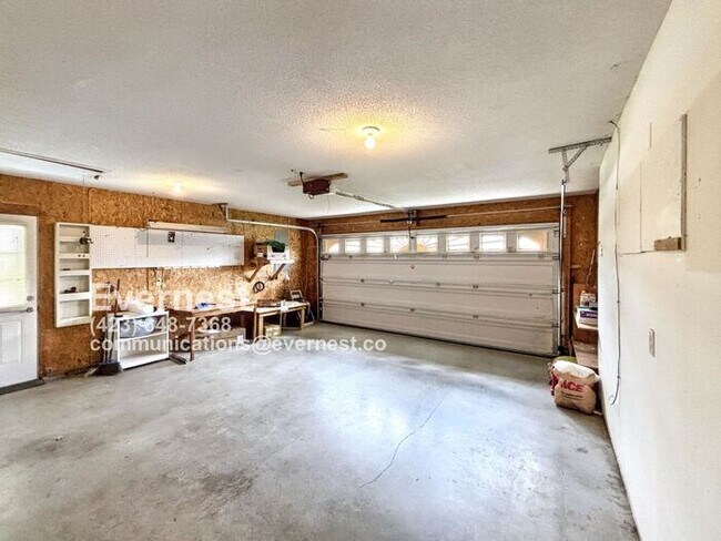 Building Photo - 3-Bedroom, 2-Bath Home with Modern Applian...