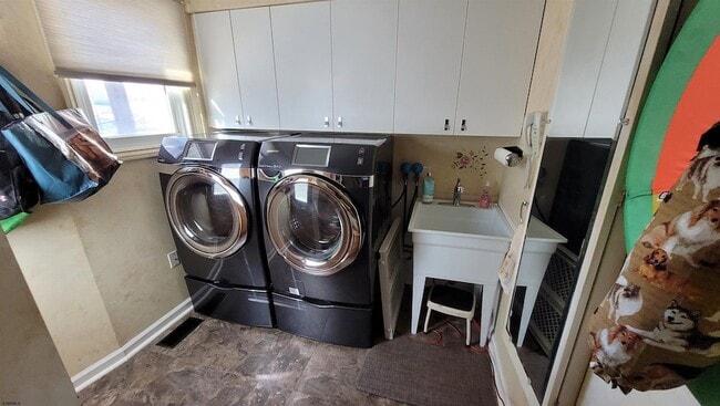 Building Photo - 104 S Avolyn Ave