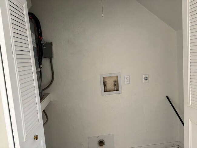 Building Photo - 724 SW 68th Terrace
