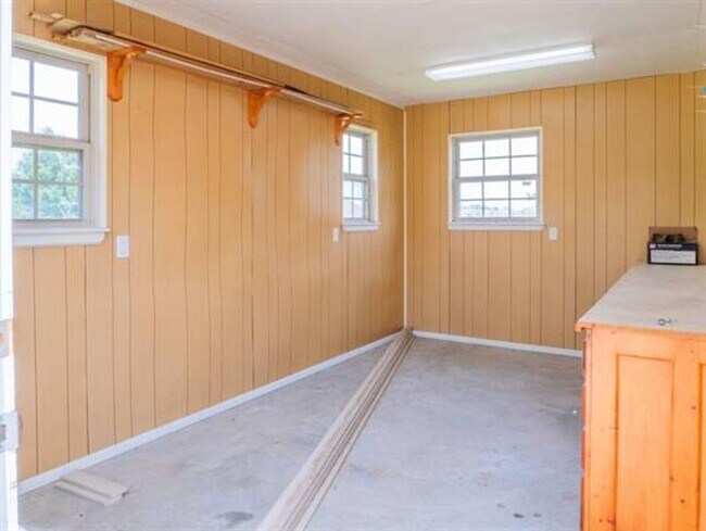 Building Photo - Beautiful Home in desirable Location