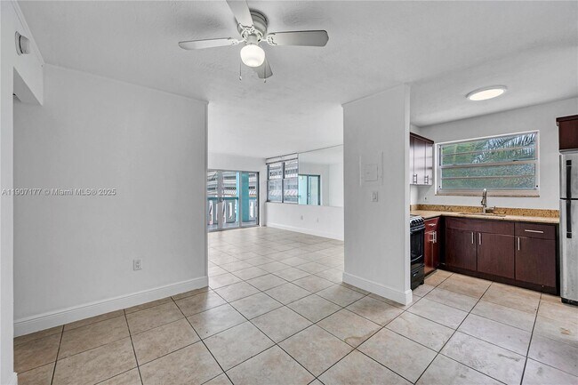 Building Photo - 701 Collins Ave