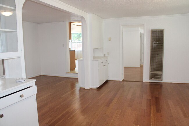 Building Photo - Three Bedroom, One Bathroom Single Family Home in Isleton.