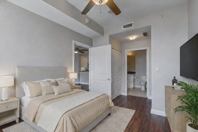 Building Photo - 300 W Beech St