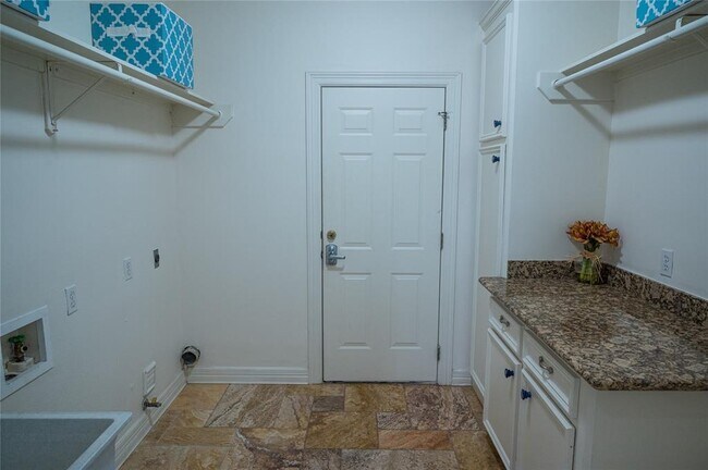 Building Photo - 2626 Blue Lake Dr