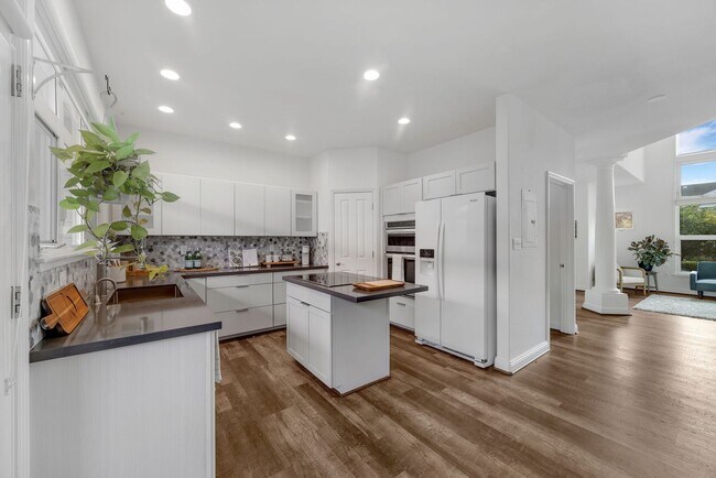 Building Photo - Spacious Upcountry Townhome with Ocean Vie...