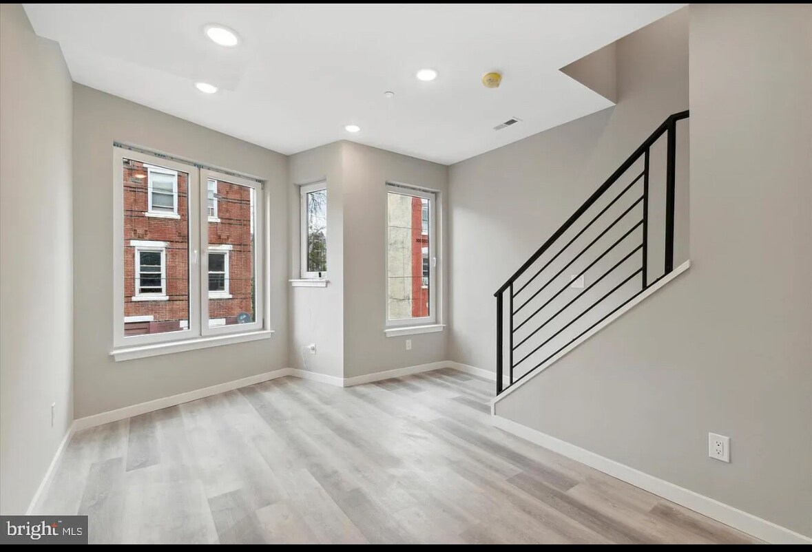 Building Photo - 2424 Nicholas St