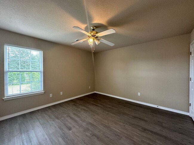 Building Photo - Beautiful Move In Ready 3 Bed 2 Bath for R...
