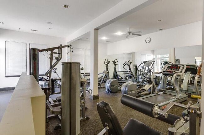 Building Photo - 309 Holland Ln