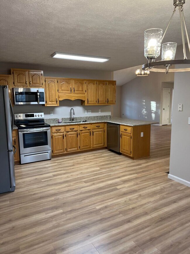 Building Photo - IN TOWN Convenience * available for a 12 m...