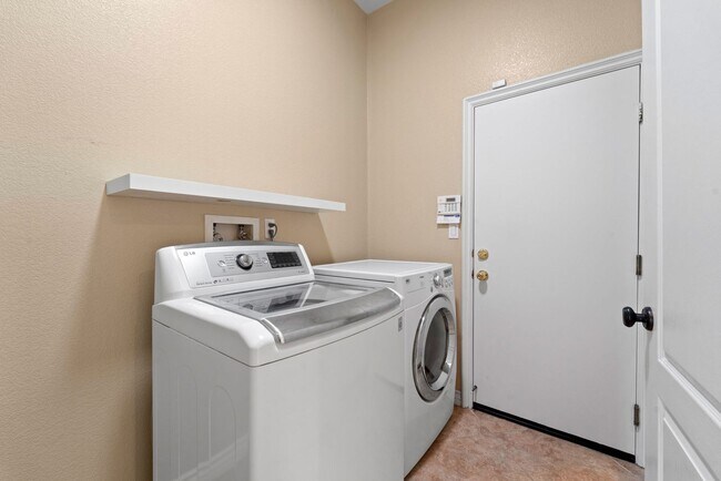 Building Photo - Beautiful & Spacious Single Level Eastlake...
