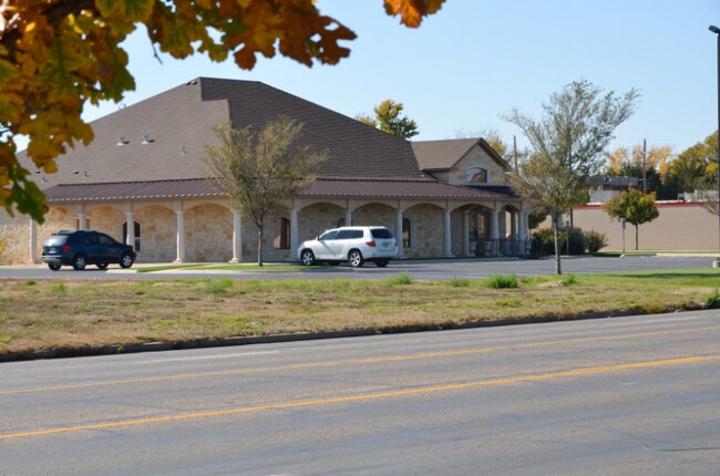 Building Photo - 1725 E 1st St