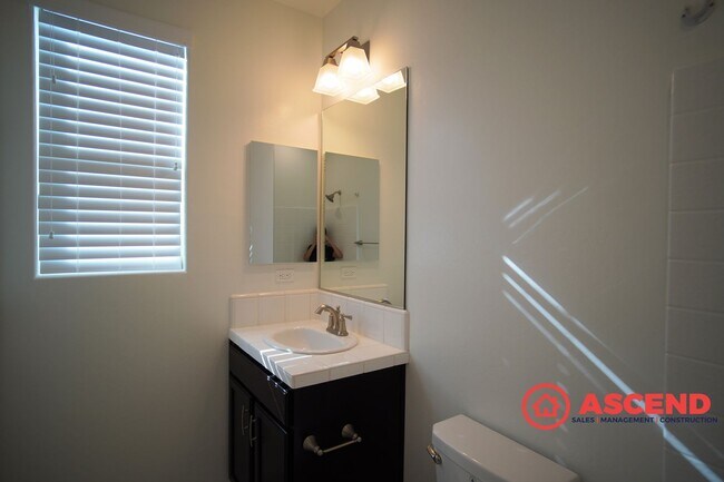 Building Photo - Beautiful 4-Bedroom Located In Highgate Co...