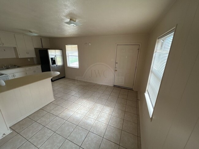 Building Photo - 2204 Poage Ave