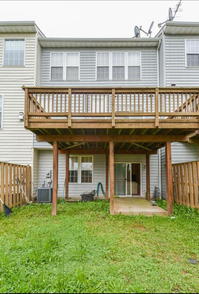 Building Photo - 22542 Maison Carree Square