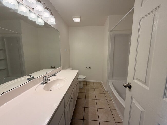 Building Photo - Welcome to this conveniently located home in Russellville, AR.