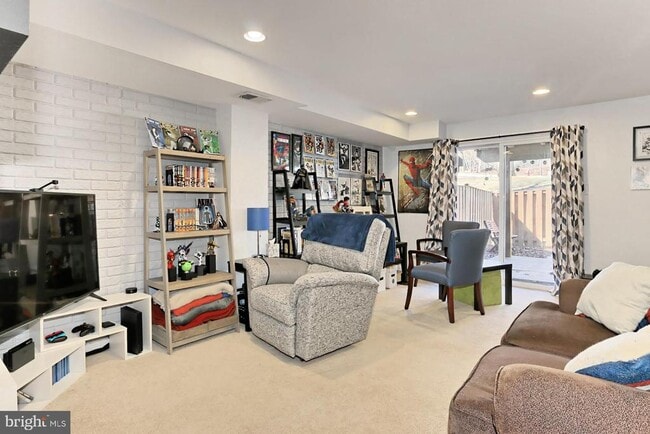 Building Photo - 8492 Laurel Oak Dr