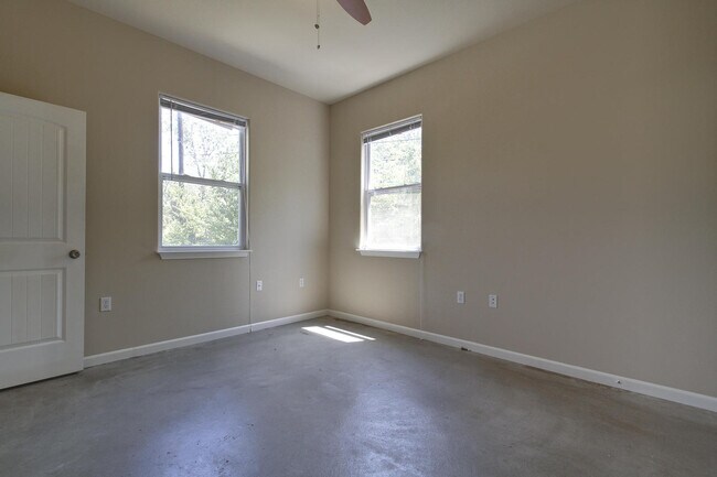 Building Photo - UT PRE LEASE: 2009 Remodeled 6 Bed / 3 Bath, Wood & Stained Concrete Floors, Custom High End Kitc...