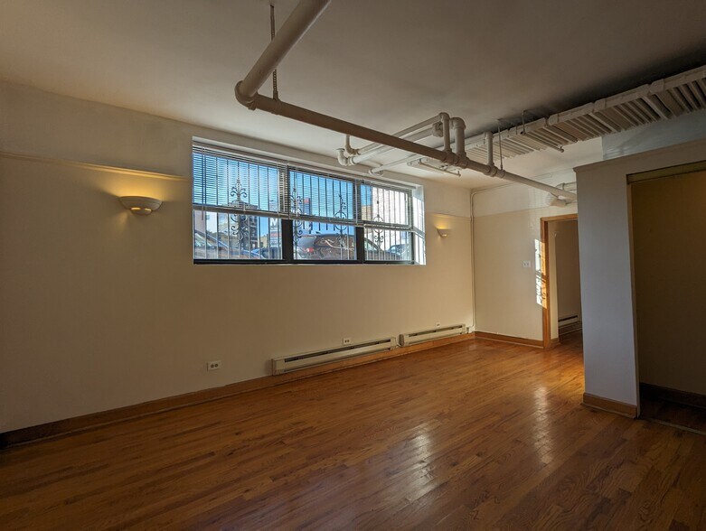 Building Photo - 957 W Cornelia Ave