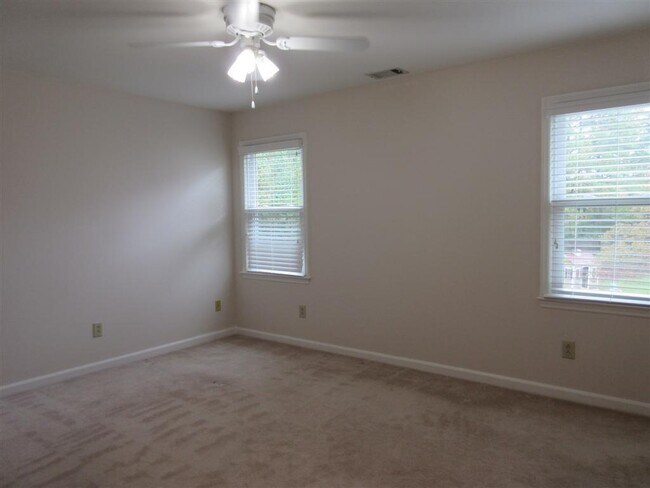 Building Photo - 4635 Villa Chase Dr NE