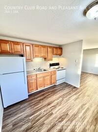 Building Photo - New Cabinets & Flooring! Large 2-bed w/ ea...