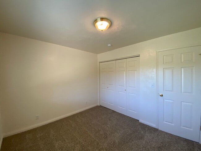 Building Photo - Charming Veneta Home!