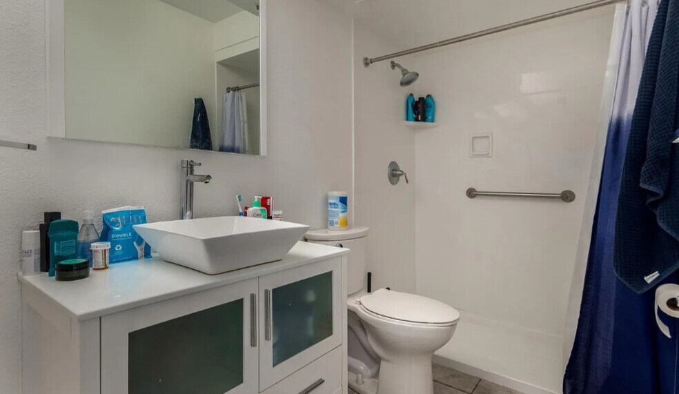 Full Bathroom #1 - 5035 N 10th Pl