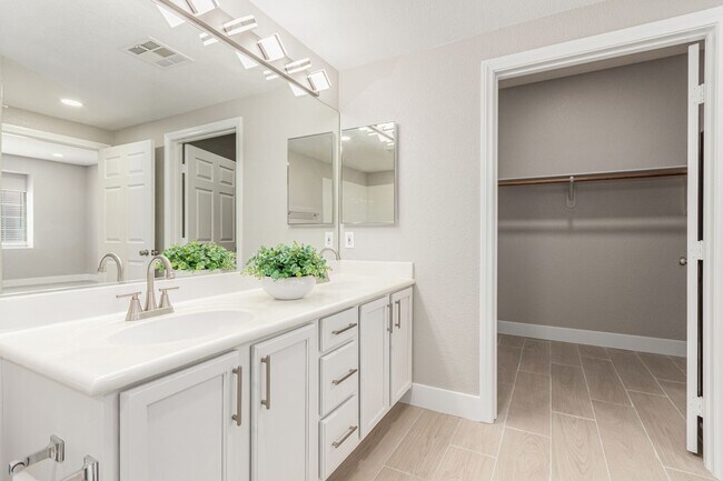 Building Photo - Upgraded 2 Bed 2 Bath with attached 1 Car ...
