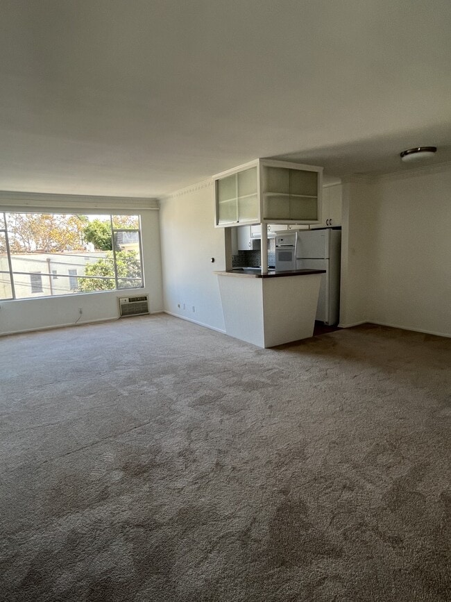 Building Photo - 426 S Rexford Dr