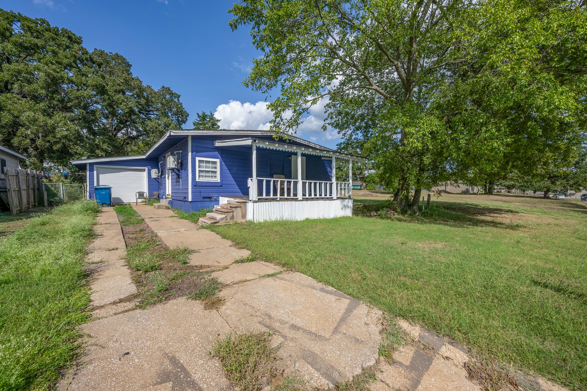 Building Photo - 725 E Morton St