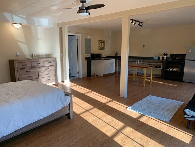 Building Photo - Beautiful Oceanfront 1 Bedroom Unit on Kaloli Point