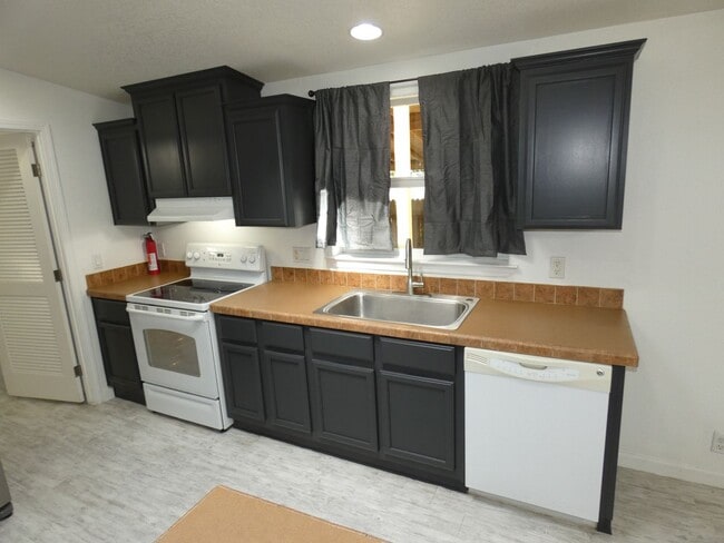 Building Photo - 522 S Alder Ln