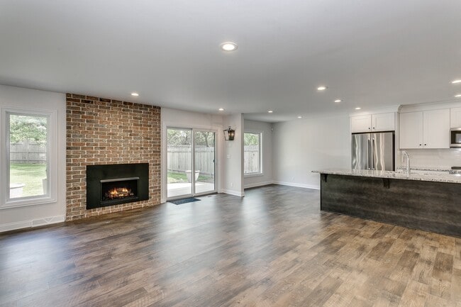 Building Photo - SIMPLY LUXURIOUS twinhome near Central & R...