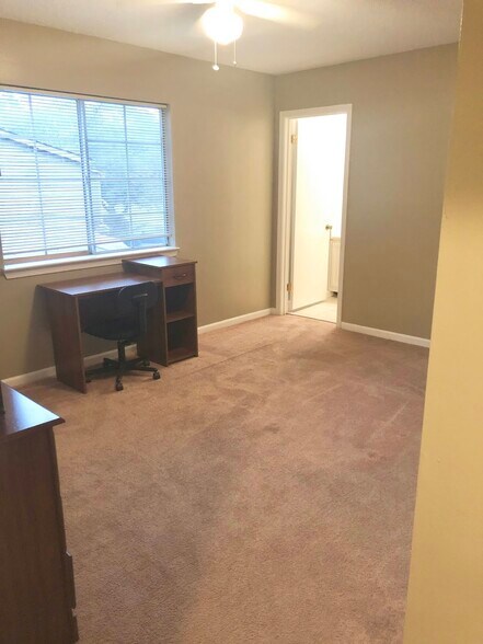 2nd bedroom - 6701 Dickens Ferry Rd