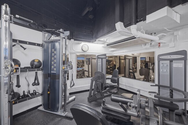 Building Photo - 2626 N Lakeview Ave