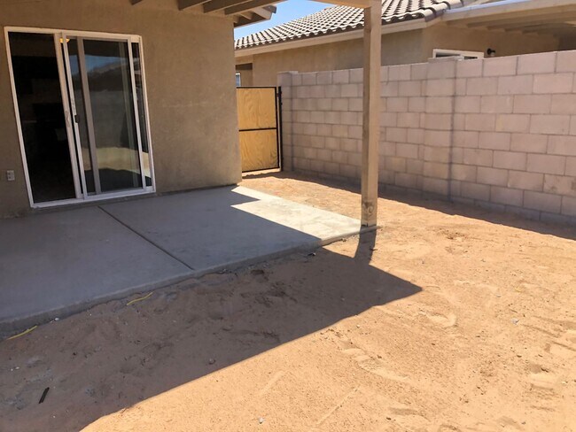 Building Photo - 3 Bedroom Home in Desert Oasis